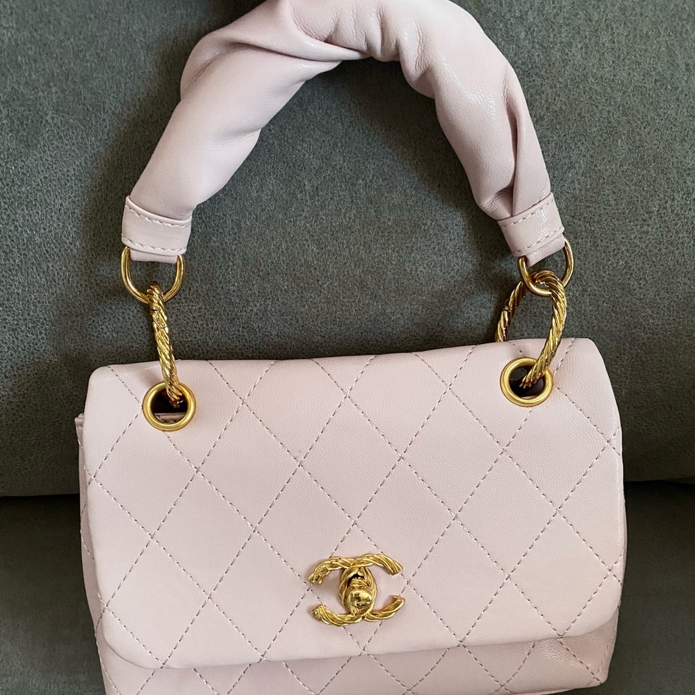 Luxury design pink lady flap bag with metal logo twist clasp